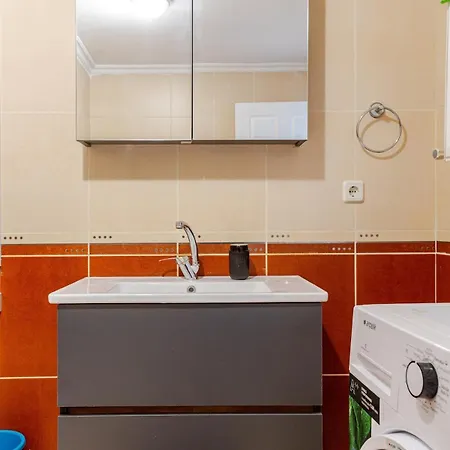 Comfortable And Modern 2br דירה